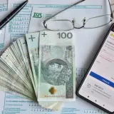 Pieniądze, dokumenty ZUS i telefon z zalogowanym portalem eZUS. Czy umowa zlecenie wlicza się do emerytury? Sprawdź na PUE ZUS.
