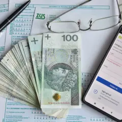 Pieniądze, dokumenty ZUS i telefon z zalogowanym portalem eZUS. Czy umowa zlecenie wlicza się do emerytury? Sprawdź na PUE ZUS.