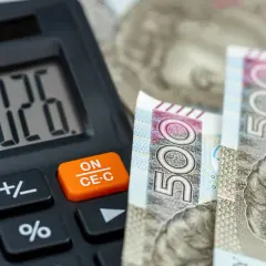 Kalkulator pokazuje 2026, obok polskie banknoty 500 zł. To podpowiedź, jak obliczyć dochód do funduszu socjalnego.