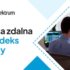 Praca zdalna a Kodeks Pracy: młody mężczyzna programuje przy biurku, analizując kod na ekranie komputera.