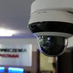 Kamera monitoringu w pracy, dyskretnie czuwająca nad bezpieczeństwem.