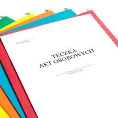 Kolorowe teczki z dokumentami, jedna z nich to Teczka Akt Osobowych.