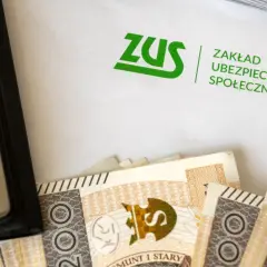 Kalkulator, banknoty 200 zł i dokument ZUS. Czy to temat renty alkoholowej warunki?