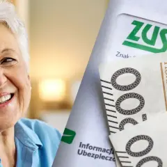 Uśmiechnięta starsza pani obok dokumentów ZUS i banknotów 500 zł. Nowe zasady przejścia na emeryturę tabela.
