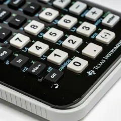 Kalkulator Texas Instruments z klawiszami numerycznymi i funkcjami, jak logarytm czy sinus. Może pomóc w obliczeniach, co można odliczyć od podatku.