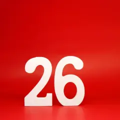 Białe cyfry 26 na czerwonym tle. Tyle dni urlopu zostało do wymarzonej podróży!