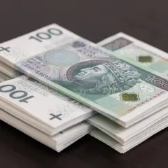 Stosy banknotów 100 zł. Wartość gotówki może być ograniczona, ale te pieniądze wyglądają na gotowe do wydania.