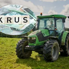 Nowe zasady KRUS zapewniają prawo do emerytury rolniczej. Zielony traktor na polu symbolizuje ciężką pracę rolnika.