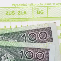 Formularz ZUS ZLA i banknoty 100 zł. Pytanie: ile wynosi zasiłek chorobowy?