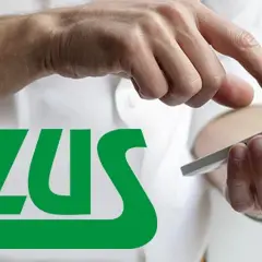 Dłonie obsługują smartfon z logo ZUS. Może to być pomoc w przypadku całkowitej niezdolności do pracy.