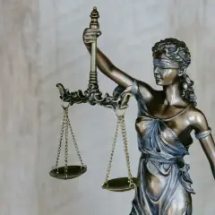Figurka Temidy z wagą, symbol sprawiedliwości i siła wyższa powody.