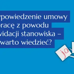 Likwidacja stanowiska pracy a okres wypowiedzenia. Nożyczki przecinają kartkę z napisem "job", symbolizując koniec zatrudnienia.