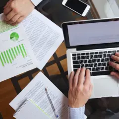 Analiza danych finansowych, planowanie rozwoju i dyskusja o progu podatkowym 2026.