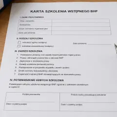 Karta szkolenia wstępnego BHP z polami do wypełnienia danych pracownika, rodzaju i zakresu szkolenia oraz potwierdzenia jego odbycia.