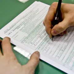 Ręka pisze na druku NIP-3. To formularz zgłoszeniowy dla osób fizycznych, często używany w sprawach podatkowych.
