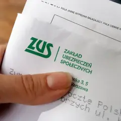 Dłoń trzyma dokument ZUS. Warto sprawdzić, ile wynosi odprawa emerytalna, by mieć pewność co do przyszłości.