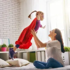 Mama rzuca córkę w stroju superbohaterki. To są babciowe dla kogo? Dla małych marzycieli!