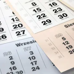 Kalendarze pokazują daty, np. 26 sierpnia i 27 września. Planując urlop, warto sprawdzić, ile dni wcześniej trzeba zgłosić urlop wypoczynkowy.