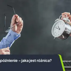 Mężczyzna z okularami w ręku i budzik wychodzący z laptopa. Czy to zwłoka, czy opóźnienie?