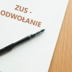 Notatnik z napisem "ZUS - ODWOŁANIE" i długopisem. Dowiedz się, jak napisać odwołanie od decyzji ZUS.