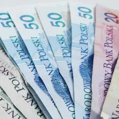 Polskie banknoty: 100, 50, 20 i 10 zł. Czy to wystarczy na najniższą krajową na godzinę?
