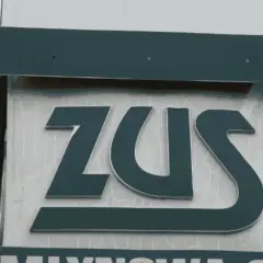 Znak ZUS. Zastanawiasz się, kiedy najlepiej przejść na emeryturę? Odpowiedź znajdziesz w urzędzie.