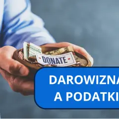 Dłonie trzymają miseczkę z pieniędzmi i monetami, na której widnieje napis "DONATE". Pod spodem niebieski prostokąt z napisem "DAROWIZNA A PODATKI".