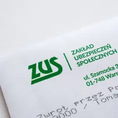 Koperta ZUS z adresem. Czy dodatek pielęgnacyjny jest opodatkowany? Pytanie do urzędu.