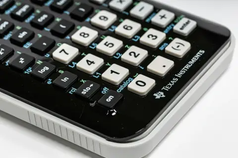 Kalkulator Texas Instruments z klawiszami numerycznymi i funkcjami, jak logarytm czy sinus. Może pomóc w obliczeniach, co można odliczyć od podatku.
