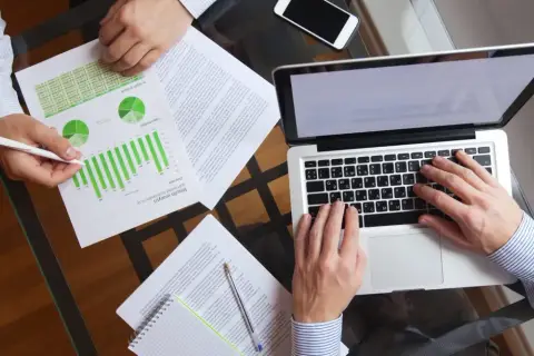 Analiza danych finansowych, planowanie rozwoju i dyskusja o progu podatkowym 2026.