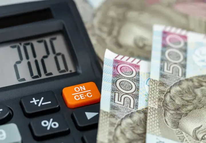 Kalkulator pokazuje 2026, obok polskie banknoty 500 zł. To podpowiedź, jak obliczyć dochód do funduszu socjalnego.