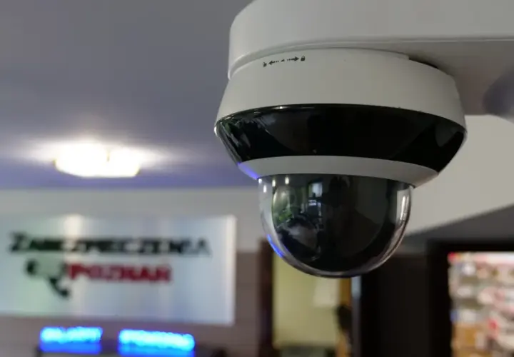 Kamera monitoringu w pracy, dyskretnie czuwająca nad bezpieczeństwem.