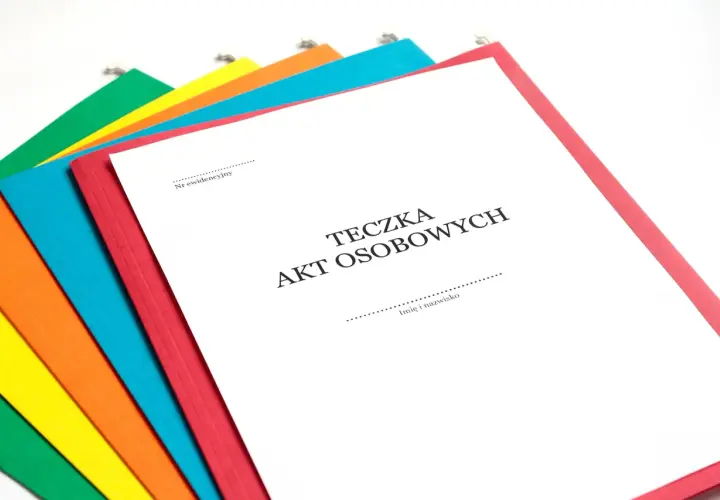 Kolorowe teczki z dokumentami, jedna z nich to Teczka Akt Osobowych.