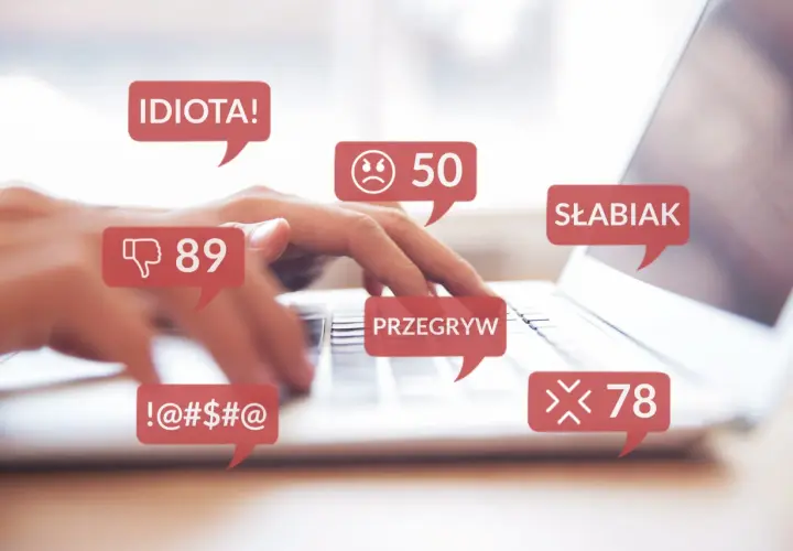 Dłonie piszą na klawiaturze, otoczone dymkami z obraźliwymi komentarzami: "IDIOTA!", "SŁABIAK", "PRZEGRYW", "!-@#$@". To przykład naruszenia dóbr osobistych w sieci.