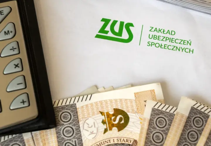 Kalkulator, banknoty 200 zł i dokument ZUS. Czy to temat renty alkoholowej warunki?