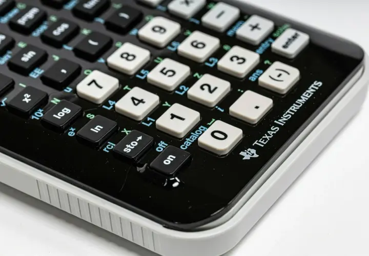 Kalkulator Texas Instruments z klawiszami numerycznymi i funkcjami, jak logarytm czy sinus. Może pomóc w obliczeniach, co można odliczyć od podatku.