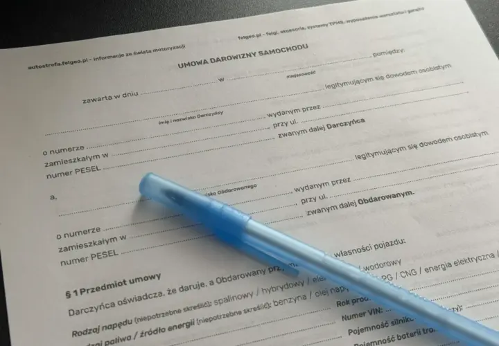 Umowa darowizny samochodu w trakcie wypełniania. Dokument zawiera pola na dane darczyńcy i obdarowanego, a także szczegóły dotyczące pojazdu.