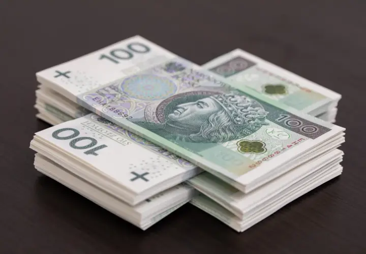 Stosy banknotów 100 zł. Wartość gotówki może być ograniczona, ale te pieniądze wyglądają na gotowe do wydania.