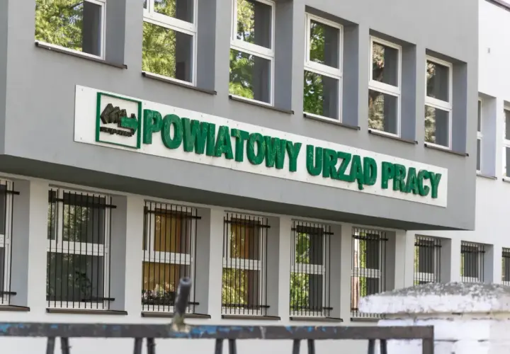Powiatowy Urząd Pracy. Tu dowiesz się, jak się zwolnić żeby dostać zasiłek dla bezrobotnych.