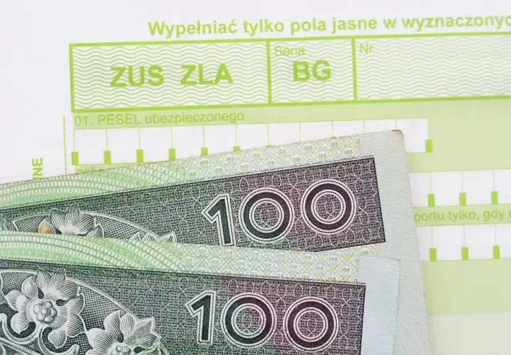 Formularz ZUS ZLA i banknoty 100 zł. Pytanie: ile wynosi zasiłek chorobowy?