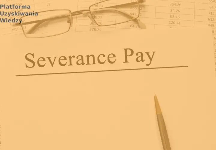 Okulary i długopis na dokumentach z napisem "Severance Pay", symbolizujące odprawę przy likwidacji stanowiska.