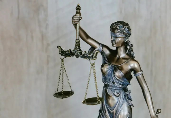 Figurka Temidy z wagą, symbol sprawiedliwości i siła wyższa powody.
