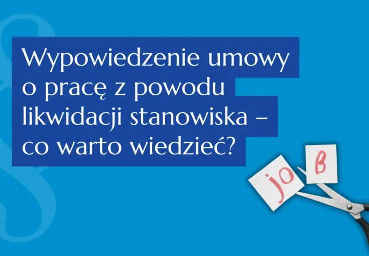 Likwidacja stanowiska pracy a okres wypowiedzenia. Nożyczki przecinają kartkę z napisem "job", symbolizując koniec zatrudnienia.