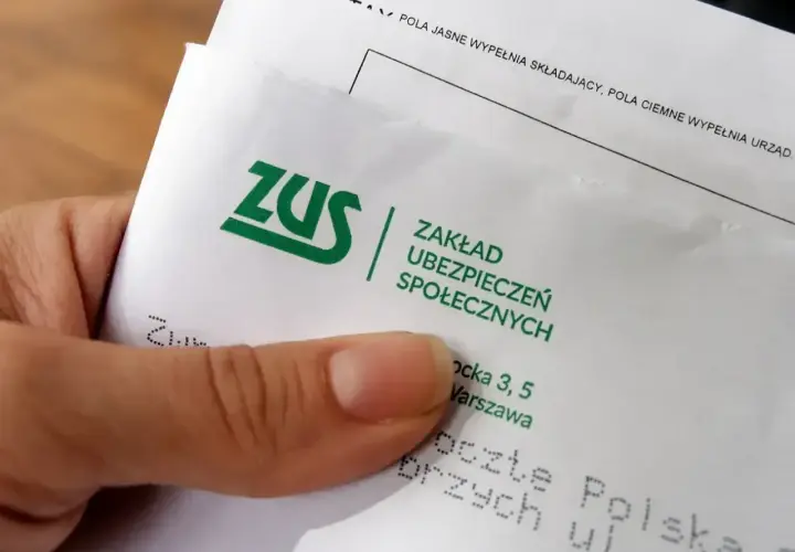 Dłoń trzyma dokument ZUS. Warto sprawdzić, ile wynosi odprawa emerytalna, by mieć pewność co do przyszłości.