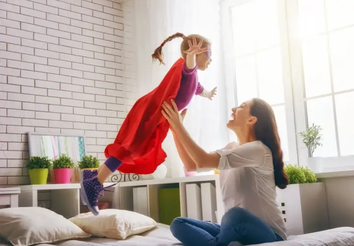 Mama rzuca córkę w stroju superbohaterki. To są babciowe dla kogo? Dla małych marzycieli!