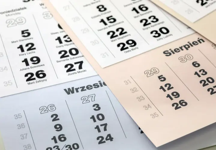Kalendarze pokazują daty, np. 26 sierpnia i 27 września. Planując urlop, warto sprawdzić, ile dni wcześniej trzeba zgłosić urlop wypoczynkowy.