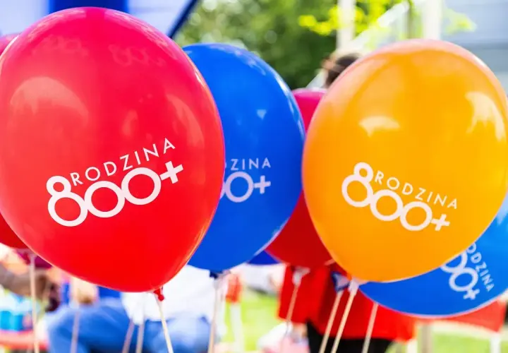 Kolorowe balony z napisem "RODZINA 800+". Radosna atmosfera wsparcia dla rodzin.