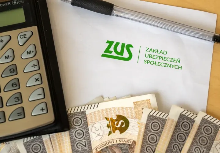 Kalkulator, długopis, dokument ZUS i polskie banknoty. Obrazek sugeruje rozważania: l4 na umowa zlecenie ile płatne?