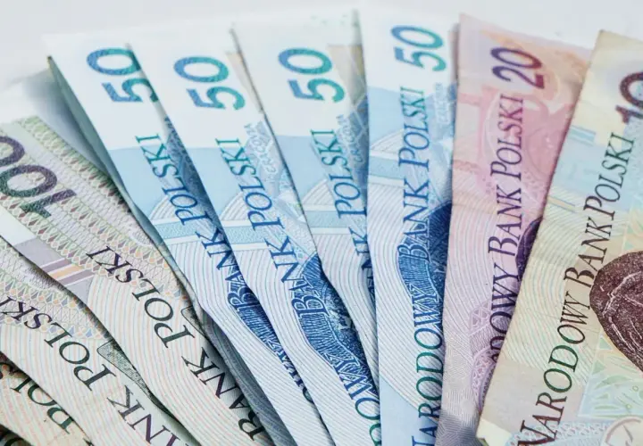 Polskie banknoty: 100, 50, 20 i 10 zł. Czy to wystarczy na najniższą krajową na godzinę?
