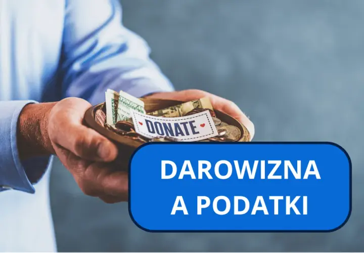 Dłonie trzymają miseczkę z pieniędzmi i monetami, na której widnieje napis "DONATE". Pod spodem niebieski prostokąt z napisem "DAROWIZNA A PODATKI".